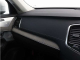グレーアッシュ・ウッド・パネルや、コントラストステッチが施されたテイラード・ダッシュボード&インナードアパネル・トップが上質感を演出します。