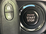 【キーレススタートシステム】カバンやポケットに入れたままでもドアの施錠・解錠が可能なスマートキーを装備。エンジンのオン・オフ時もカギを取り出す必要が無いからとっても便利です♪