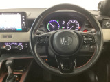 【ハンドル】運転にかかわる様々な操作を安全に行えるように視点移動が少なく操作性に配慮されたスイッチ類が凝縮されたコックピットです。