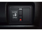 左側電動スライドドアです。ハンドル付近に開閉スイッチがあるので、運転席からも操作が可能です。
