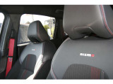 レッドステッチがアグレッシブな気分を高めるNISMO専用シート、