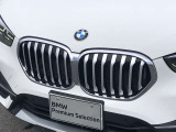 左右のキドニー・グリルの中心にはBMWのエンブレムが鎮座し、個性を放つデザイン性を兼ね備えました。