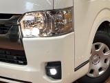 【LEDヘッドライト】悪天候や夜間走行時も良好な視界を確保し安心して運転できる高輝度LEDヘッドライトを装備!点灯速度が早く、消費電力も抑えられています。