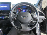 ステアリングから手を離さず、運転に集中したままオーディオ等の操作や安全装置の設定などが行えます。