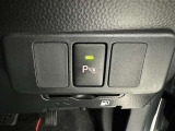 コーナーセンサーを車の前後に装備。障害物までの距離に応じて警告音を変えてお知らせ。縦列駐車時や駐車場・車庫などでの取り回しをサポートします。詳細は販売店スタッフまでおたずねください。