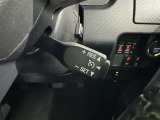 クルーズコントロール機能が付いています。 速度を設定するとアクセルを踏まなくても一定の速度で走ることができます。  高速道路ではとても便利な装置なんです。