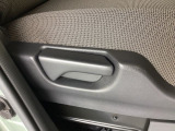 運転席シートレバーです