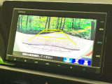 【バックカメラ】駐車時に後方がリアルタイム映像で確認できます。大型商業施設や立体駐車場での駐車時や、夜間のバック時に大活躍!運転スキルに関わらず、今や必須となった装備のひとつです!