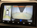 パノラミックビューモニターを装備。駐車場や交差点でクルマを真上から見るように周囲を確認できます。機能の詳細は販売店スタッフまでおたずねください。