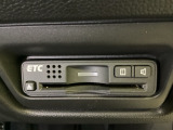 ハンドルの右下にETCがついています。高速道路の料金所の通過も楽々です!。 カードの取り出しもしやすい場所についています。