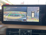 アラウンドビューモニターです。4つのカメラからの映像を合成・処理することで空から見下ろすような視点で周囲を確認でき、駐車時のクルマの位置確認がスムーズになります。