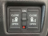 【両側パワースライドドア】両側がパワースライドドアになっており、運転席のスイッチやスマートキーでも開閉が可能です!開口部も広いので乗り降りも楽々♪