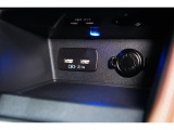 小物の収納に便利なセンタートレイには携帯等のデバイスの充電可能なUSB出力電源付です。