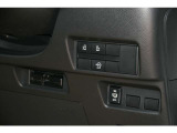 ★運転席からでも両側パワースライドドアの開閉することができます。荷物で手が塞がっていても、足のアクションで扉が開くハンズフリー機能も搭載。