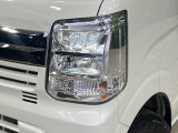【LEDヘッドライト】悪天候や夜間走行時も良好な視界を確保し安心して運転できる高輝度LEDヘッドライトを装備!点灯速度が早く、消費電力も抑えられています。