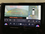 【パノラミックビューモニター】映像で、見づらい車両周辺の確認をアシスト。クルマを真上から見ているような映像を表示。 運転席から確認しにくい車両周囲の状況を把握。