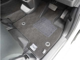 Honda認定中古車に新品の純正フロアマットを装着しました。気分よくドライブをお楽しみいただけます♪