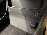 充電用USB端子付き。スマートフォンなどの充電に便利です。