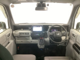 【前方視界】開放的な前方視界!運転がしやすく疲れにくいです♪窓が大きく、見通しがとっても良いおクルマですよ♪