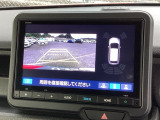 バックギアに入れますとご覧のような画像に自動的に切り替わります。車庫入れ時に役立ちます。