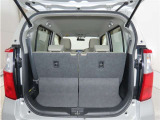 便利な5:5分割可倒式シートです。収納と乗車人数のバランスに優れています♪荷物の大きさに応じたラゲージスペースをフレキシブルに作り出せるので、シーンに応じた使い方ができます♪