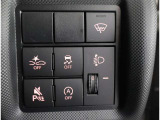 VSC(Vehicle Stability Control)付です。 横滑りを防止する装置です。 万が一の時に作動する、安全のための装置です。