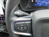 左側のスポーク部には運転支援機能の操作ボタン、右側にはオーディオやインフォテイメント、通信機能などの操作ボタンが設置されています。
