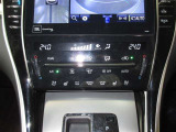 タッチ&スライドでスマートにコントロールできる、左右独立コントロールフルオートエアコンです。