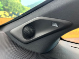 【JBLサウンドシステム】メーカーオプションの高品位サウンドシステムを搭載。専用のチューニングが施された大小様々なスピーカーから良質なサウンドが奏でられ、臨場感あふれる音響空間を演出します。