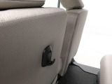 助手席シートバック荷物フック。手荷物をサッとかけたり、車内の置き傘やボックスティッシュの吊るし収納としても便利にお使いいただけます。
