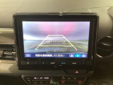 【バックカメラ】運転が苦手な方も車庫入れラクラクです!ギアをリバースに入れれば自動的に切り換わりますので、面倒な操作は不要です♪狭い駐車場もお車を傷つけず安心ですね!