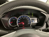 視認性の高いスピードメーターになっております。