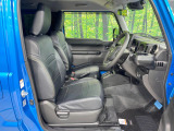 運転席まわりには十分なスペースがあり、大柄な方でもゆったり運転していただける環境です。