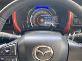 【ステアリングスイッチ】ステアリングスイッチは運転姿勢や視線を崩さずに操作が可能です。左側にはオーディオ類があります。
