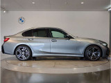 ご納車後も全国約200拠店のBMW正規ディーラーサービス工場にて保証対応いたします。お近くのBMW正規ディーラーをご案内の上、アフターメンテナンスをお受け頂けますので、安心してお乗りいただけます!!