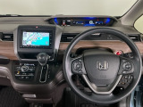 【ハンドル】運転にかかわる様々な操作を安全に行えるように視点移動が少なく操作性に配慮されたスイッチ類が凝縮されたコックピットです。
