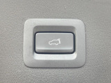 【パワーバックドア】スマートキーや運転席のボタンを押すだけでリアゲートが自動で開閉します!荷物を持っている時や、高い位置にあるバックドアを閉める際に便利な機能です♪
