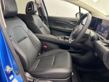 運転席も広くゆとりのある室内です