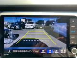 【バックカメラ(3モード)】視点を切り替えて後方を確認でき、駐車や車庫入れも安心です。