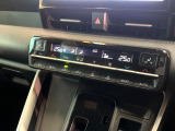 【左右独立型フルオートエアコン】運転席と助手席でそれぞれお好みの温度に設定可能。同乗者にも配慮した、快適な空調をお届け致します。