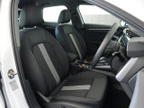 Audi車はどの車種も全てレザーハンドルです。そこにはAudiのこだわりがあり質感の高いレザーでしっかりと手に馴染み、高級感を演出します。
