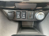 運転席、助手席のシ-トヒータースイッチです。インストセンタートレイとUSB電源ポート、TYPE-C、シガーソケット装備です。