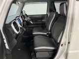 助手席側から見た車内の画像です。使い勝手の良い装備が整う上質な空間が広がっています。シートも快適で乗る人に安心感を与えます。