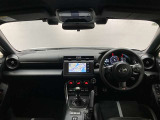 スポーツモデルでありながら高級感もあってカッコいい内装です。