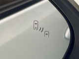 【ブラインドスポットモニター】走行中、ドアミラーの死角になりやすい箇所に後続車が接近するとサイドミラーのレンズに警告を表示!ドライバーに注意喚起をしてくれます。