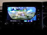 バックカメラの画像です。ガイドラインがスムースな車庫入れをサポートいたします。車庫入れの安心感がアップしますね。