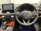 高いホールド性で運転姿勢が安定します。長距離ドライブでも疲れにくいのが魅力です。快適なドライビングライフをお送りください♪