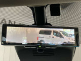 【インテリジェント ルームミラー】車両後方のカメラ映像をミラー面に映し出すので、車内の状況や、天候などに影響されずいつでもクリアな後方視界が得られます!
