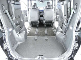 3列目シートは跳ね上げ式で折りたたみ可能です。キャンプ用品など大きな荷物もばっちり収納可能です!