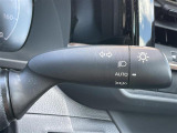 【オートライト(AUTO)】外の明るさをシステムが感知して、自動でヘッドライトが点灯します。ヘッドライトをつけ忘れを防ぐ便利機能です。
